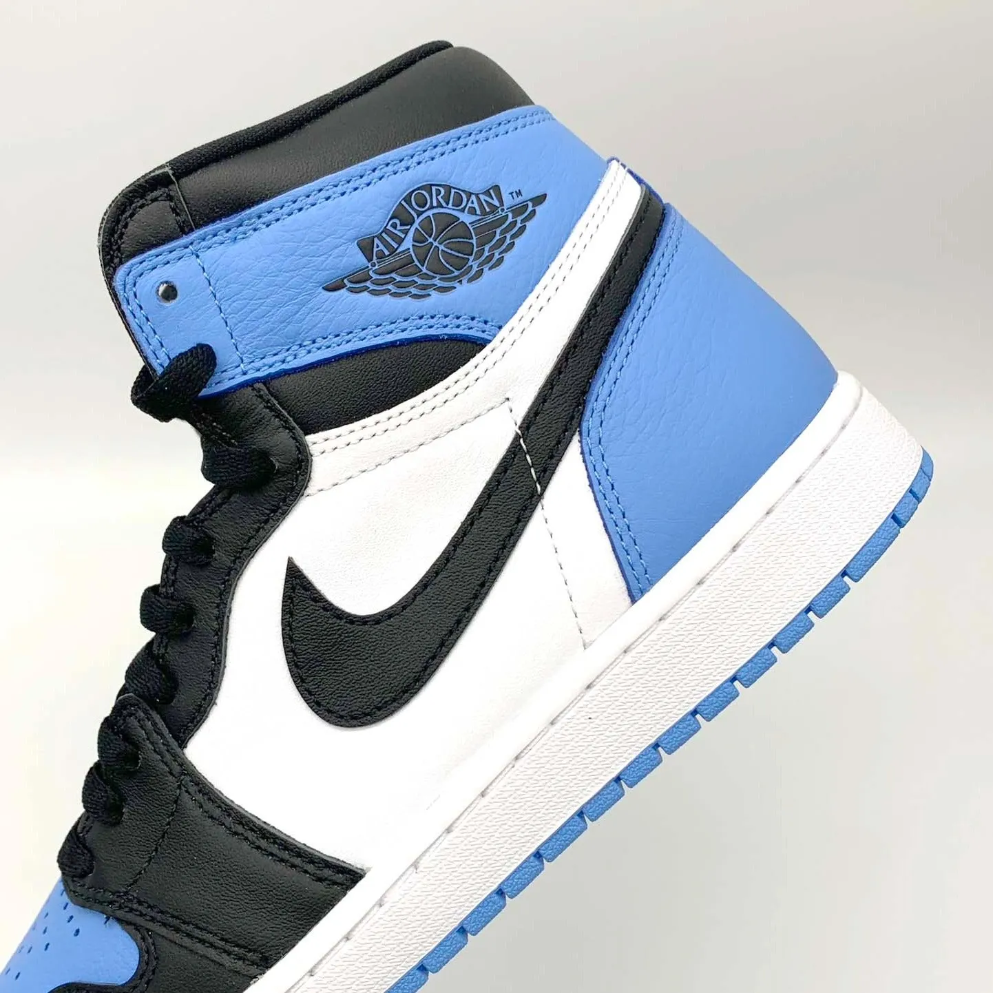 Air Jordan 1 Retro High OG UNC Toe