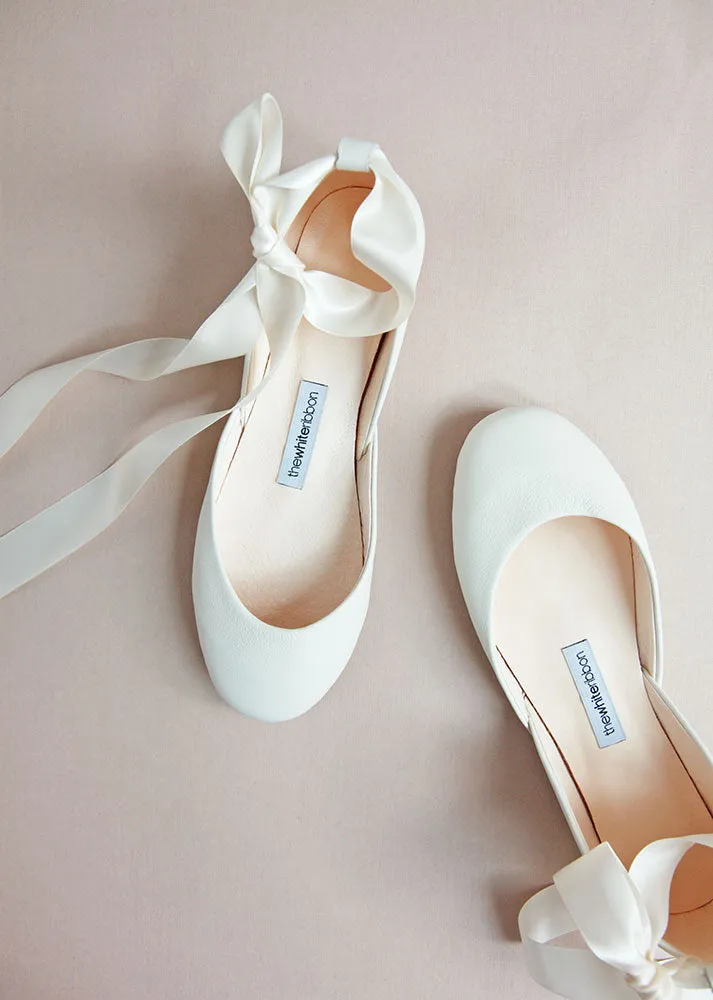 Luna ballet flats - light ivory: Elegant and comfortable ivory ballet flats.